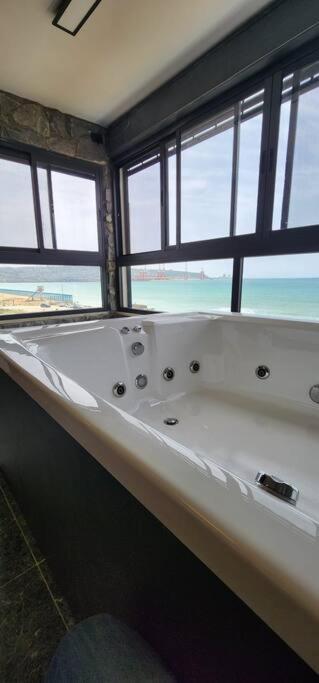 מבנים בים 75 Suites At Sea Haifa Exterior photo